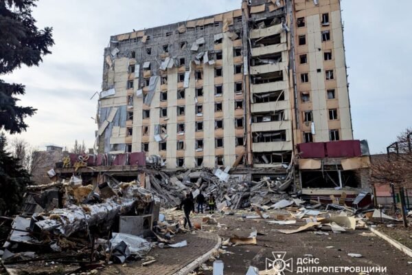 Під час ліквідації наслідків атаки у Кривому Розі ворог повторно вдарив по рятувальниках (ФОТО)