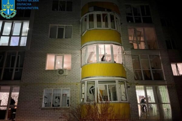 Росіяни атакували дронами багатоповерхівку у Чернігові