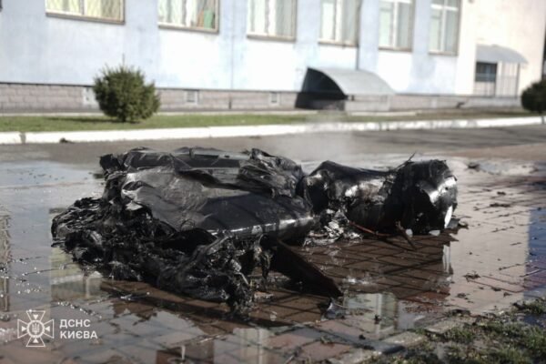 Уламки дрона, що впали на подвір’я столичної школи, показали рятувальники (ФОТО)