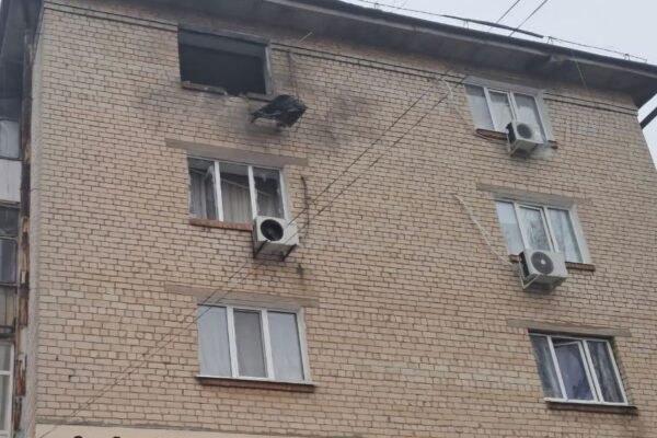 Ворожий БпЛА залетів просто у вікно квартири в Нікополі (ФОТО)