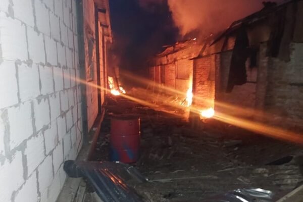 Пошкоджені будівлі та техніка: Ворог вдарив по сільгосппідприємству на Чернігівщині
