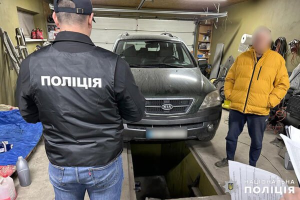 На Хмельниччині затримали членів благодійної організації, що продавали призначені для ЗСУ автівки