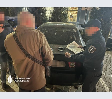 На Одещині правоохоронець за гроші обіцяв оформити списання з військового обліку