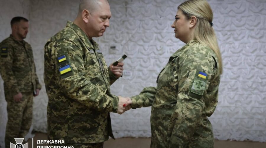 Голова Державної прикордонної служби України, генерал-лейтенант Сергій Дейнеко, вручив державні нагороди, відомчі відзнаки та чергові військові звання військовослужбовицям, які героїчно виконують свій обов’язок на передовій.