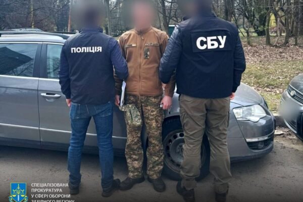 На Львівщині військові посадовці за гроші дозволяли підлеглим уникати виконання службових обов’язків