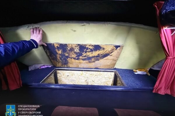 На кордоні зупинили мікроавтобус, в тайнику якого ховалися ухилянти