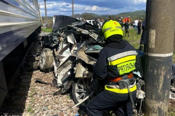 На Закарпатті потяг протаранив іномарку, що виїхала на колії