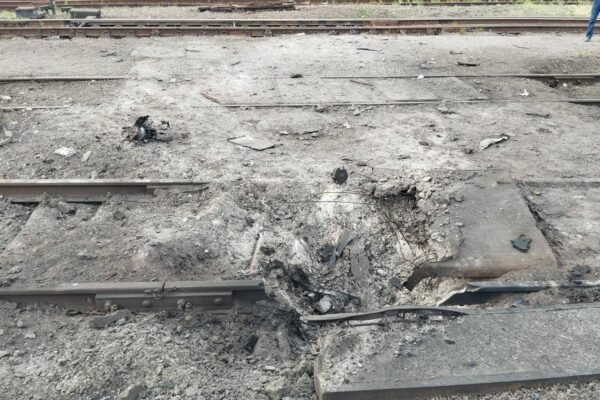 Залізнична інфраструктура зазнала пошкоджень під час нічної атаки. Поранено двох залізничників