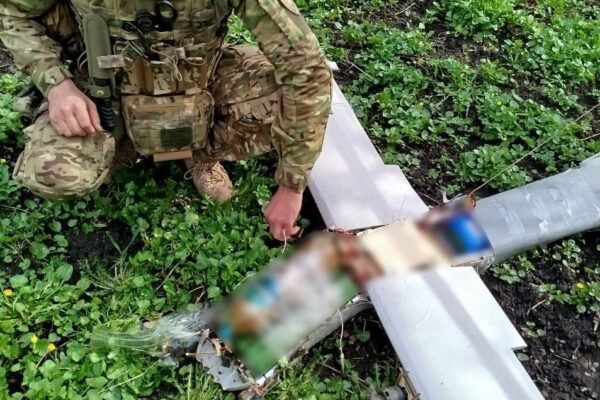 На Сумщині ворожий дрон впав біля будинку та не розірвався