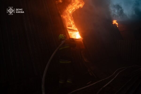 В Києві ввечері зайнялися склади на Печерську