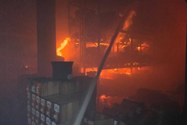 У Харкові на місці удару дрона горять склади із продуктами