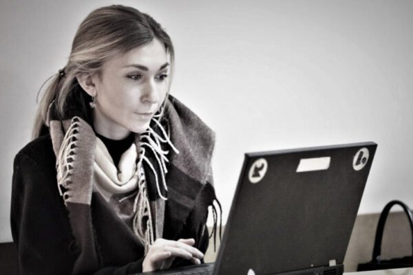 Тіло вбитої в російському полоні журналістки Рощиної повернули в Україну