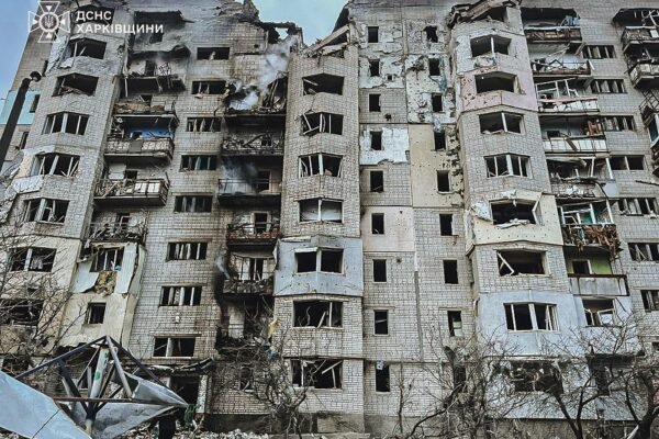 Окупанти вдарили по Куп’ясньку: Скинули авіабомбу на 9-поверхівку (ФОТО)