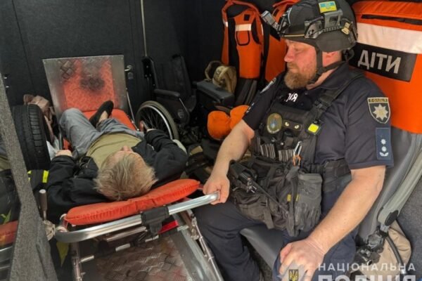 “Білі янголи” вивезли з прикордоння Сумщини чоловіка, що не міг сам пересуватися