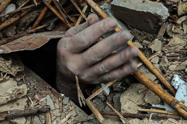 З-під завалів у Херсоні дістали живого чоловіка