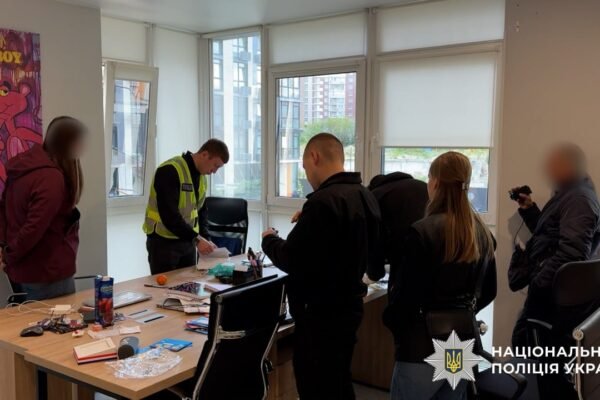 Поліція затримала банду сутенерів, що вербували дівчат для сексуальної експлуатації