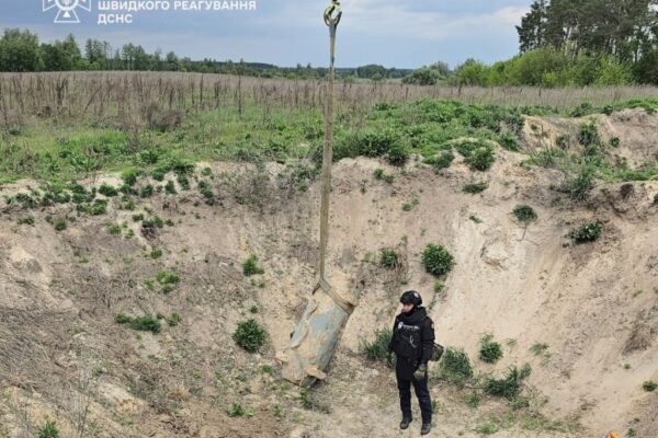 Посеред поля на Київщині виявили бойову частину крилатої ракети (ФОТО)