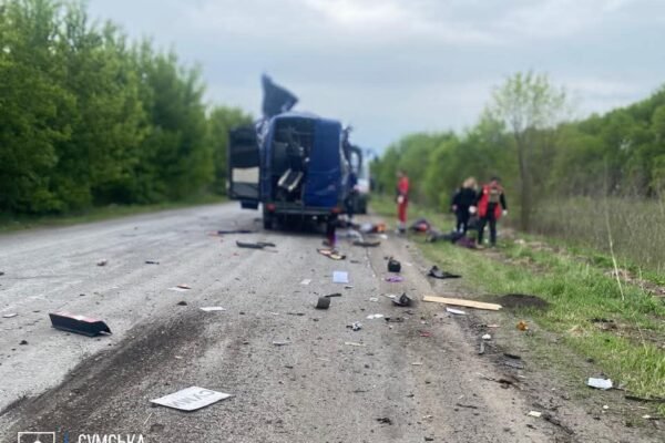 Росіяни вдарили по рейсовому автобусу на Сумщині: Загинуло 9 людей, є важко поранені