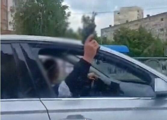 В Києві чоловіки їздили містом та стріляли з вікон автівки