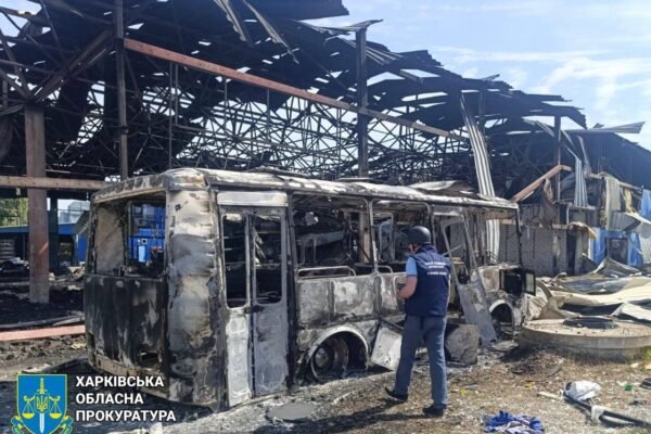 Передмістя Харкова опинилося під масованим ударом: Поранено 7 людей, є загиблий