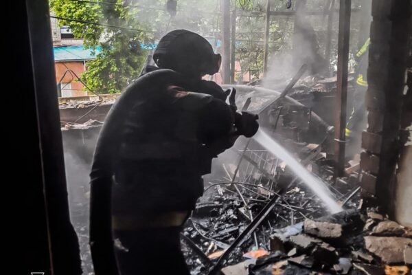 Росіяни атакували дроном багатоповерхівку в Херсоні (ФОТО)
