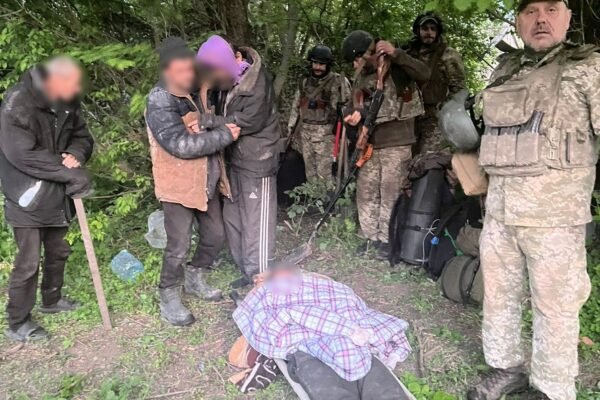 Прикордонники на Сумщині врятували цивільних, які потрапили під атаку дронів