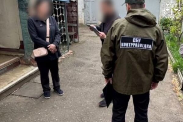 Коригувала удари по оборонцях Донеччини: Правоохоронці затримали ворожу агентку