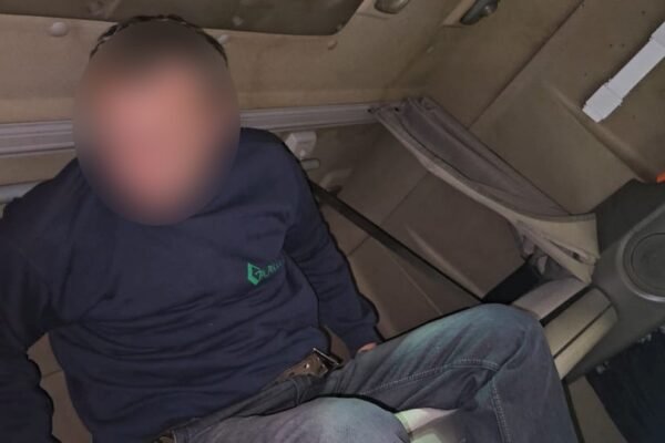 Заховався в спальному відсіку: На кордоні виявили ухилянта в фурі