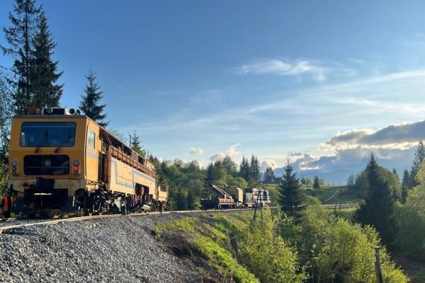 Відновлення колії в Карпатах, яка була пошкоджена через провал земної породи, може зайняти до 3 діб, – Укрзалізниця