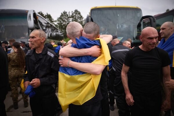 Зеленський повідомив про завершення третьої частини обміну: Додому повернули 303 захисники (ФОТО)
