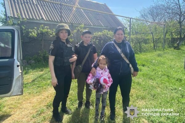 Жінку із двома дітьми вивезли поліцейські з прифронтового села на Дніпропетровщині