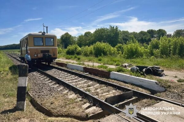 На Хмельниччині внаслідок зіткнення з дрезиною загинув 12-річний водій скутера