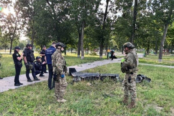 У Харкові гігантський БпЛА впав у житловому кварталі: Його знешкодили вибухотехніки (ФОТО)