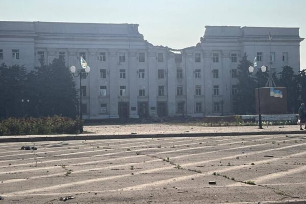 Ворожа авіабомба поцілила просто в будівлю Херсонської ОВА (ФОТО)