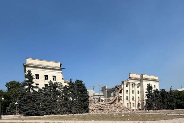 Росіяни повторно скинули бомби на Херсонську ОВА: Будівлю зруйновано (ФОТО)