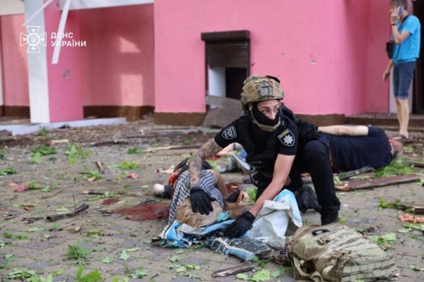 Черговий російський теракт у Харкові: Внаслідок удару по місту загинула очільниця Дитячої залізниці, понад 40 людей поранено