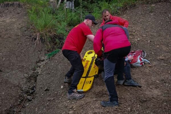 На Львівщині врятували туриста, що травмувався під час спуску