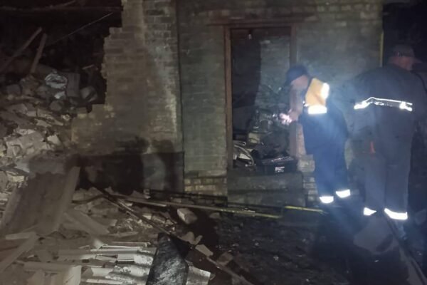 Вночі ворог атакував дронами Київщину. Є руйнування та поранений
