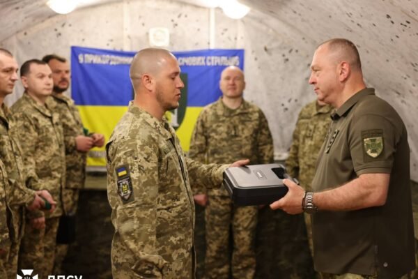 Під час робочої поїздки на передову очільник ДПСУ перевірив умови несення служби прикордонників та вручив державні відзнаки (ФОТО)