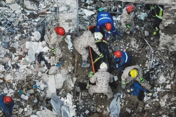 З-під завалів будинку в Солом’янському районі в Києві дістали вже 17 тіл, – ДСНС