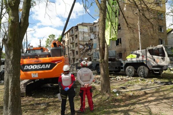 У Києві вже 9 загиблих: З-під уламків будинку дістали тіло дитини