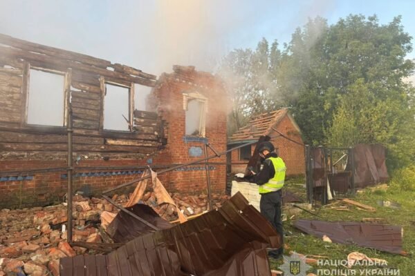 Троє загиблих та шестеро поранених, в тому числі діти: Поліція показала наслідки удару по Сумщині