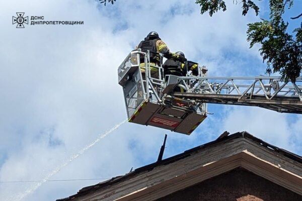 Рятувальники показали наслідки прильоту “шахеда” у Кривому Розі (ФОТО)