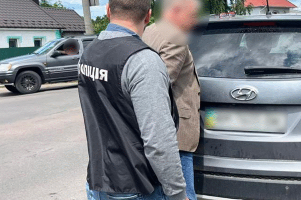 Мер одного з міст Житомирщини погорів на хабарі: Вимагав 2 тис. доларів за дозвіл на встановлення павільйонів