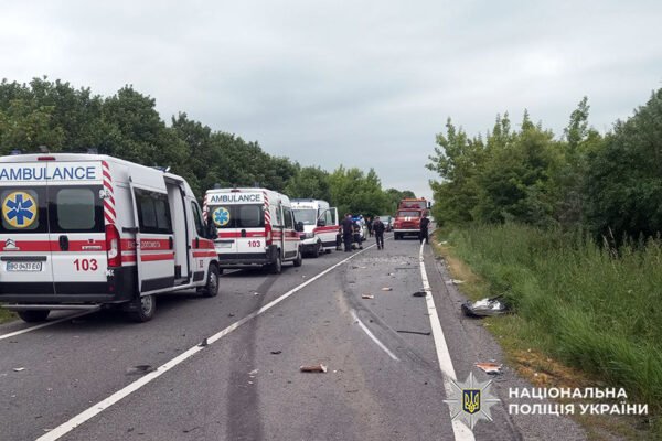 На Хмельниччині внаслідок зіткнення легковика з фурою загинув чоловік та 11-річний хлопчик