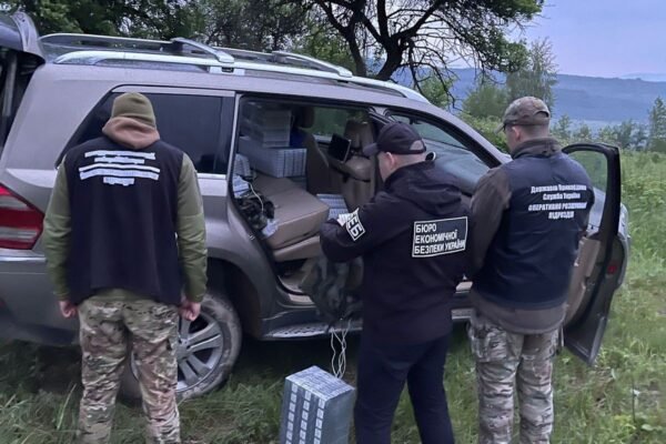 На кордоні затримали ділків, що мали намір переправити дронами до Румунії пакунки з цигарками