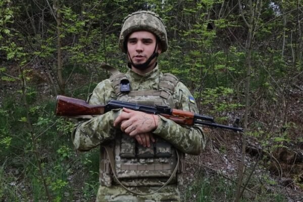 Батько і тесть у ЗСУ: Прикордонники розповіли історію 20-річного Сергія, який підписав “Контракт 18-24” (ВІДЕО)