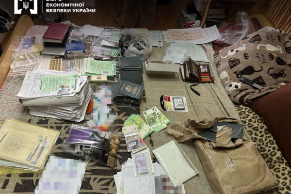 Житель Чернівців організував бізнес на виготовленні та збуті фальшивих водійських посвідчень
