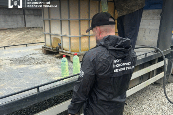 З нелегальної АЗС у прикордонні Буковини вилучили 2 тонни фальсифікованого пального, – БЕБ