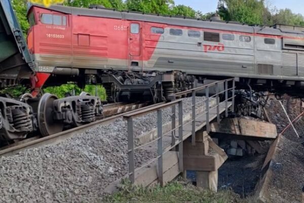 У Брянській і Курській області обвалилися мости: один впав на пасажирський поїзд